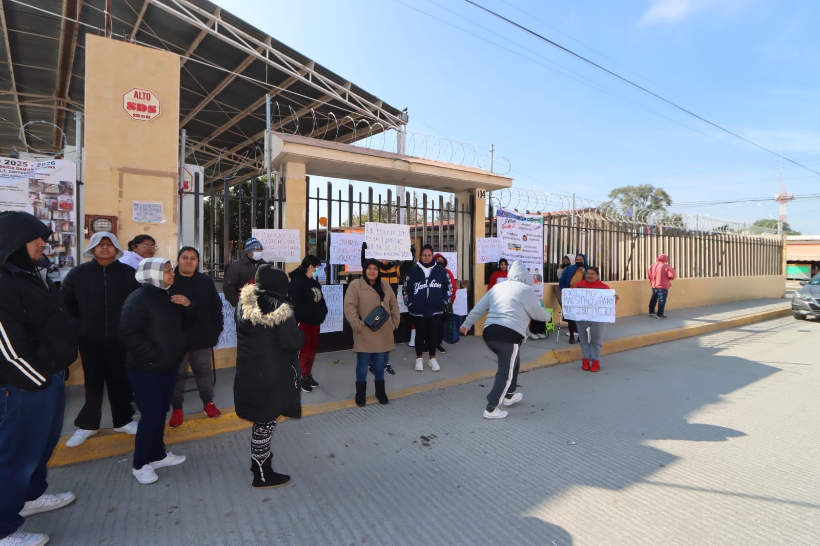 Padres de familia cierran telesecundaria Damián Carmona por falta de maestros