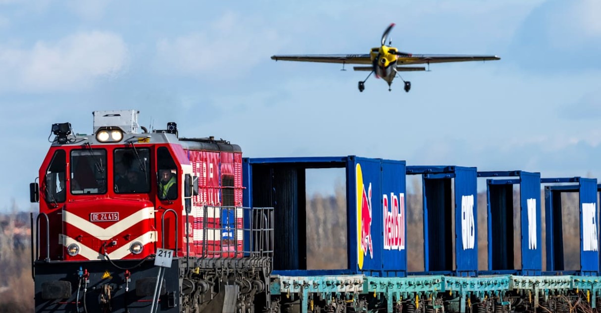 Desafío a la física en Turquía: El aterrizaje de Dario Costa sobre un tren en movimiento