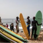 Olas de libertad: El surf se convierte en el salvavidas educativo para las niñas en Senegal