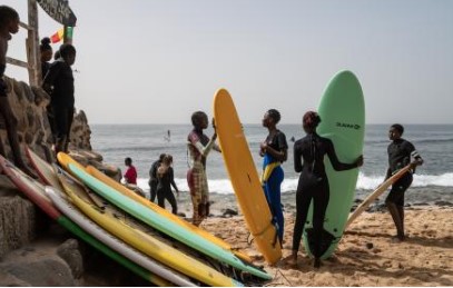 Olas de libertad: El surf se convierte en el salvavidas educativo para las niñas en Senegal