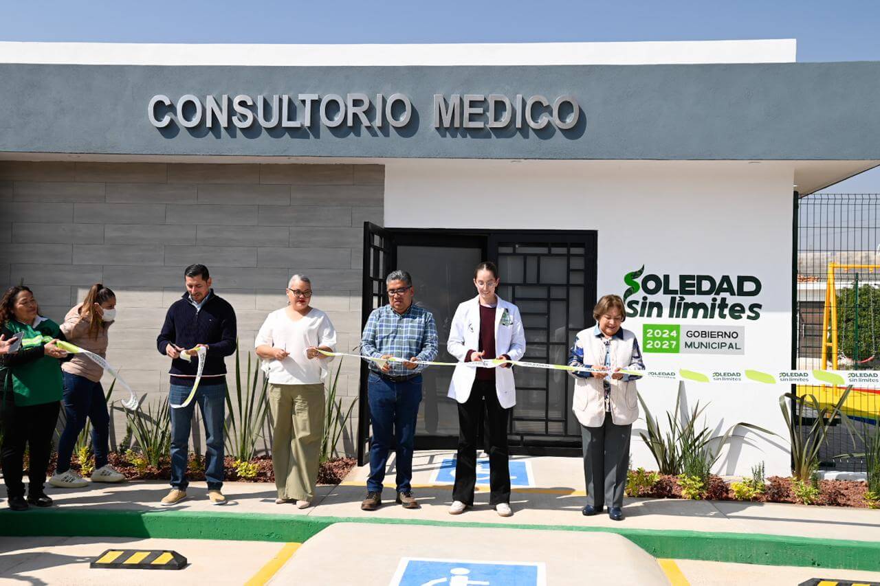 Juan Manuel Navarro acerca agua purificada y atención médica a familias del sector norte de Soledad