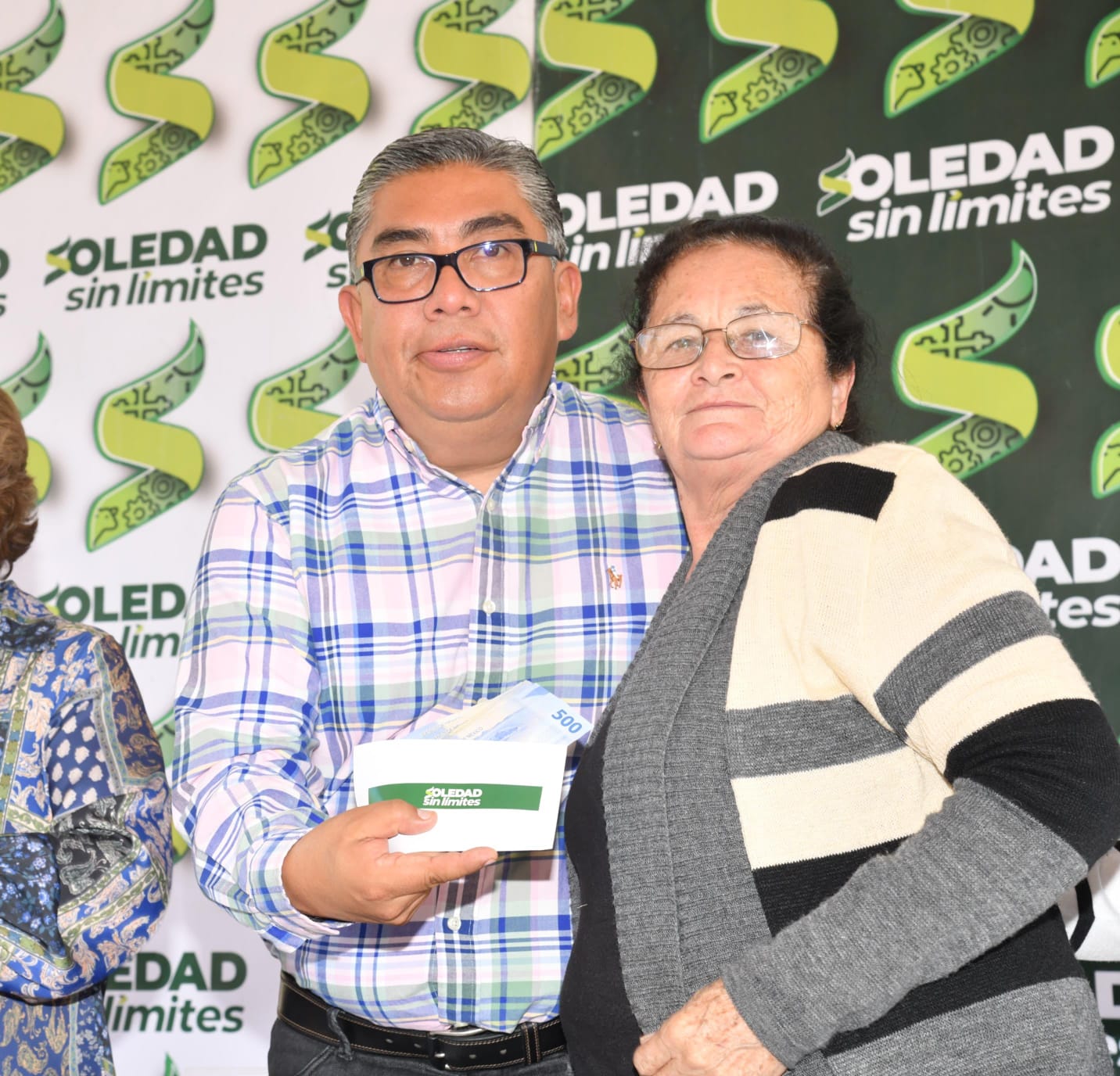 Juan Manuel Navarro entrega apoyos económicos a adultos mayores en la colonia San Antonio