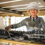 ¡A bailar que el mundo se acaba! La DJ de 81 años que hace vibrar las noches de Suecia