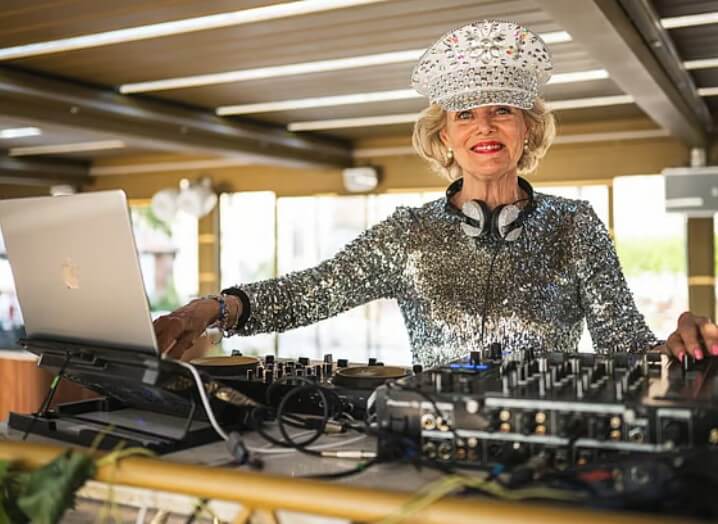 ¡A bailar que el mundo se acaba! La DJ de 81 años que hace vibrar las noches de Suecia