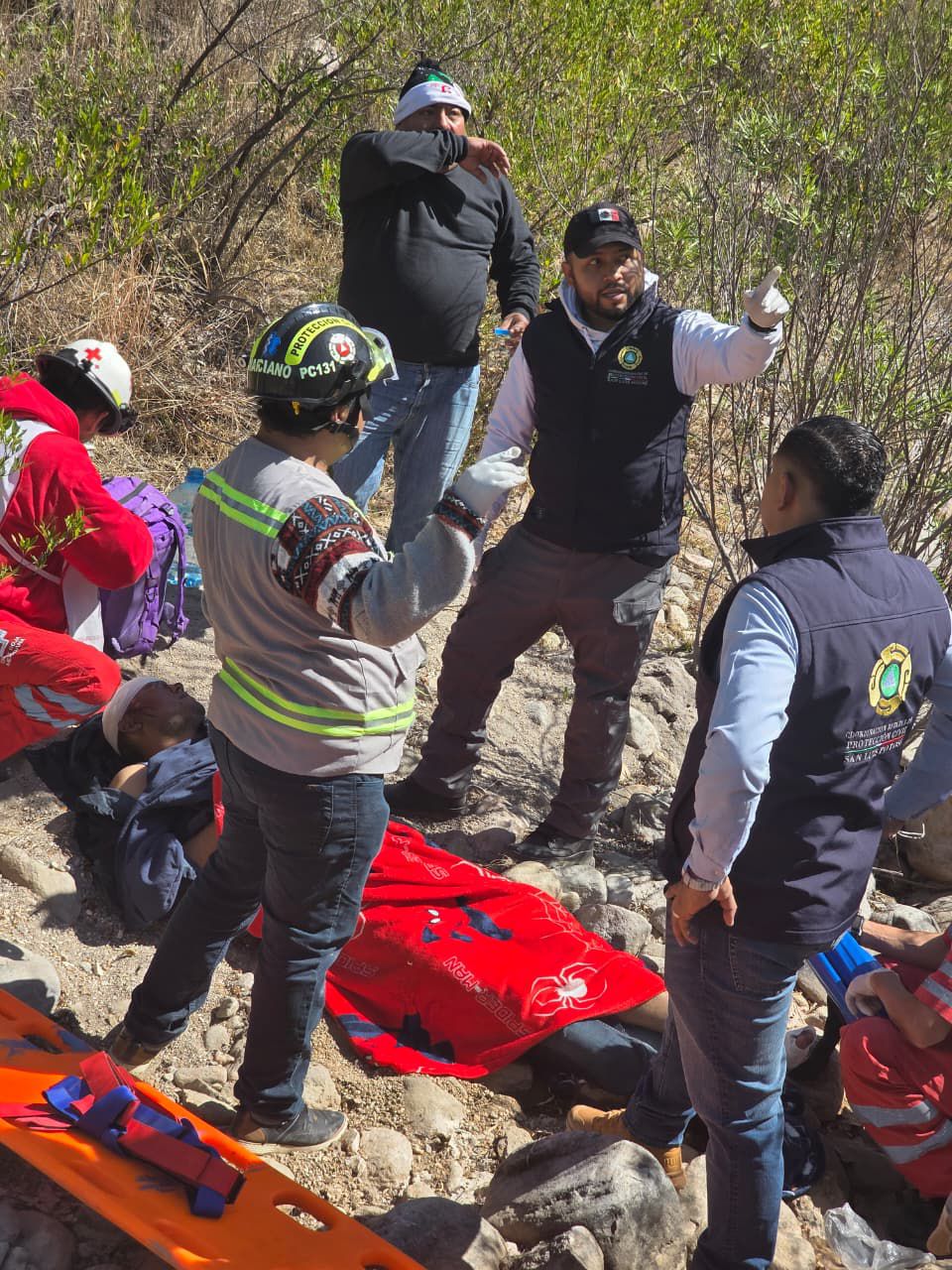 Rescatan con vida a conductor tras aparatosa volcadura en Mexquitic de Carmona
