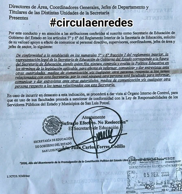 Opinen, pero no digan que son de SEGE sino los pueden correr Los maestros y todo el personal de la SEGE no pueden opinar en nombre de la Secretaría sin que se les sancione pero si pueden emitir opiniones a título personal Esta mañana el Secretario de educación de Gobierno Estatal, Juan Carlos Torres Cedillo confirmó la veracidad del documento que se entregó a los trabajadores de la educación en SLP, en donde se les informa que no pueden dar declaraciones y que la única persona autorizada para opinar sobre procesos internos educativos es el mismo Secretario. Posterior a que se publicara dicho documento, el gobernador del Estado, Ricardo Gallardo Cardona aseguró que esta medida se implementó con el objetivo de evitar que circule información no oficial acerca del Sarampión. Sin embargo Torres Cedillo reconoció que aplica para cualquier tema siempre y cuando opinen en nombre de la Secretaría, en dado caso las sanciones podrían ir desde un llamado de atención hasta el cese definitivo.