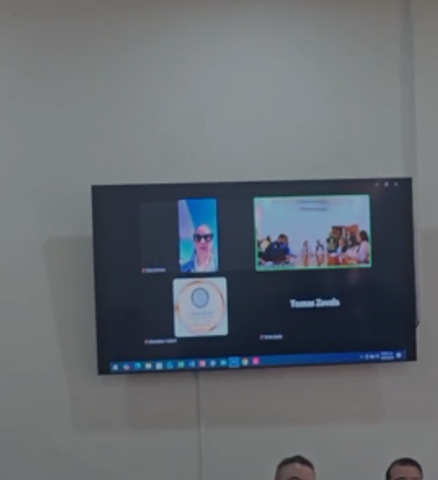 Captan a la diputada Dulcelina Sánchez “sesionando” mientras se pasea por la calle