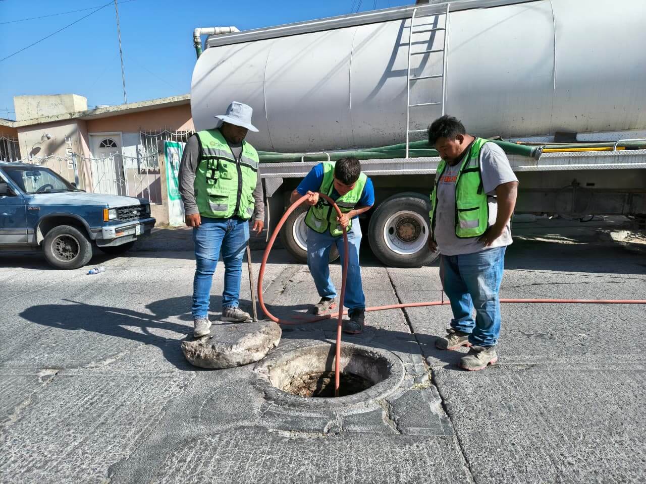Ayuntamiento de Soledad atiende y resuelve colapsos de drenaje con labores de desazolve