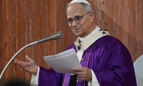 El Papa León XIV prohíbe el uso de IA en sermones: "La fe no se transmite mediante algoritmos" En un pronunciamiento que ha sacudido los cimientos digitales del Vaticano, el Papa León XIV lanzó una firme advertencia al clero sobre el uso de la inteligencia artificial en la labor pastoral. Durante una reunión con miembros de la Iglesia católica en Roma, el pontífice prohibió que los sacerdotes recurran a herramientas de IA para redactar sus sermones, argumentando que la tecnología es incapaz de sustituir la experiencia personal del creyente. Para el Papa, la preparación de las homilías es un acto que requiere un trabajo intelectual y espiritual profundo que no puede ser delegado a una máquina. Sostuvo que la fe se comunica a través del testimonio de vida y la conexión humana, elementos que se pierden cuando el mensaje es generado por un sistema automático. Contra la "tentación de los likes" Además de la IA, el pontífice criticó la actual dependencia de las plataformas digitales. Advirtió a los sacerdotes que no deben dejarse seducir por la búsqueda de aprobación en redes sociales ni por la "ilusión de los likes". Según León XIV, esta dinámica digital crea una falsa sensación de éxito que no genera una conexión espiritual real con los fieles, sino que desvía el propósito del ministerio. Con este mensaje, el Vaticano marca una postura clara: si bien la Iglesia reconoce la existencia de la tecnología, insiste en que el púlpito debe seguir siendo un espacio de reflexión humana, auténtica y libre de procesos automatizados.