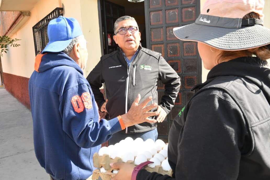 Juan Manuel Navarro recorre colonia Fidel Velázquez y alrededores con programa alimentario casa por casa