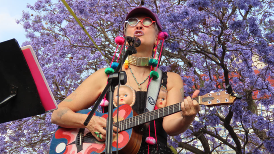 Andrea Echeverri lanza ‘La Teta Pirata’: Un himno de resiliencia tras su lucha contra el cáncer