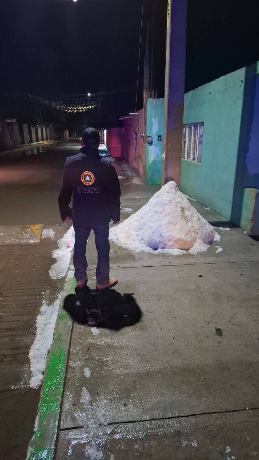 Actualización Del Fenómeno Meteorológico En Villa De Reyes Esta noche, personal de la Coordinación Estatal de Protección Civil, hace entrega de decenas de colchonetas en el refugio temporal situado en el DIF Municipal de Villa de Reyes. Al momento no hay personas albergadas. Mientras tanto se efectuarán recorridos en zonas afectadas por la granizada a efecto de detectar situaciones de riesgo o auxilio que pueda requerir la población. Se exhorta a hacer uso de los números 9-1-1. Desde la CEPC se refrenda el compromiso con la tranquilidad y bienestar de la población.