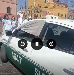 Dos taxistas intentan arrollar a manifestantes y uno provoca choque en manifestación por joven as3sinado de Cobach