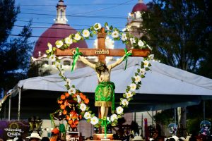 Fe y tradición iluminan Villa de Pozos  con la procesión de los cristos