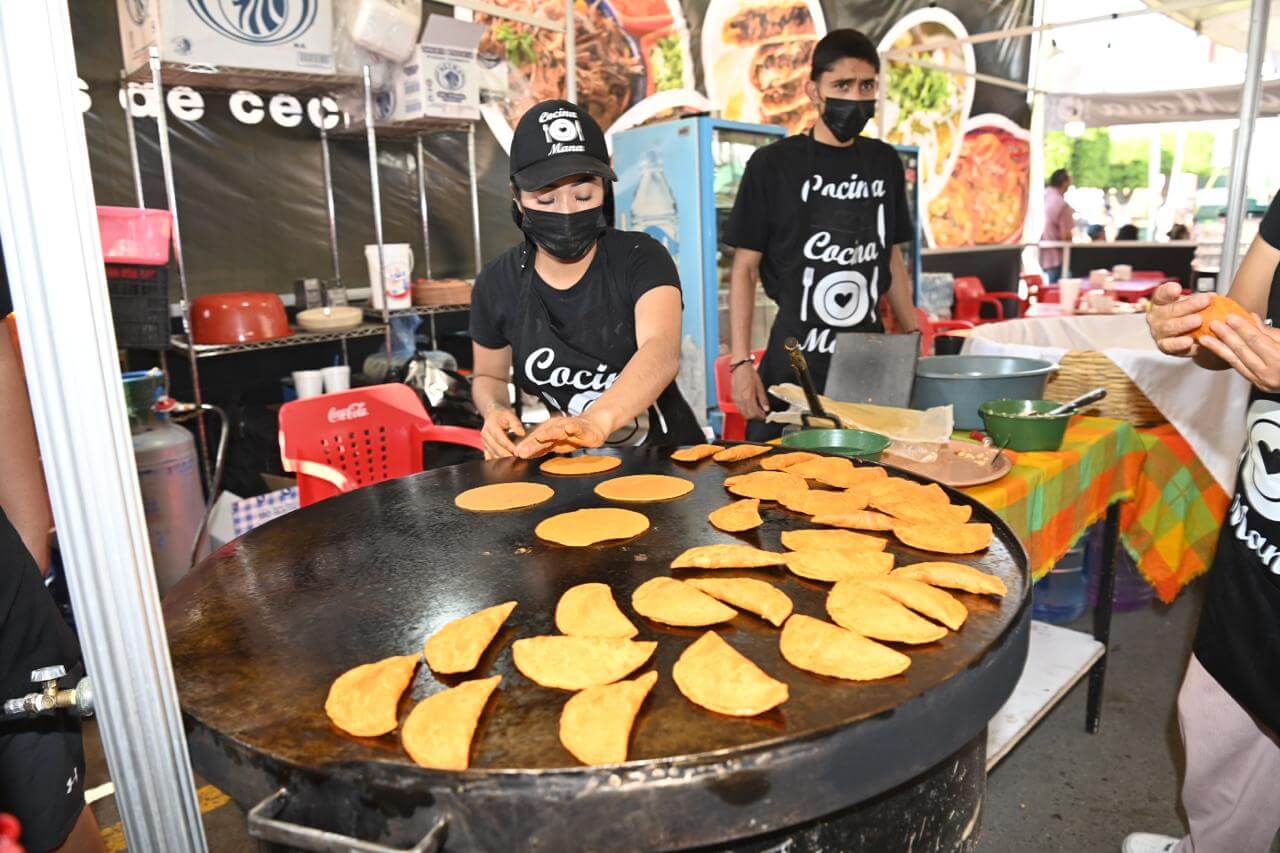 Enchiladas cautivan la muestra gastronómica en el primer día de la FENAE 2026