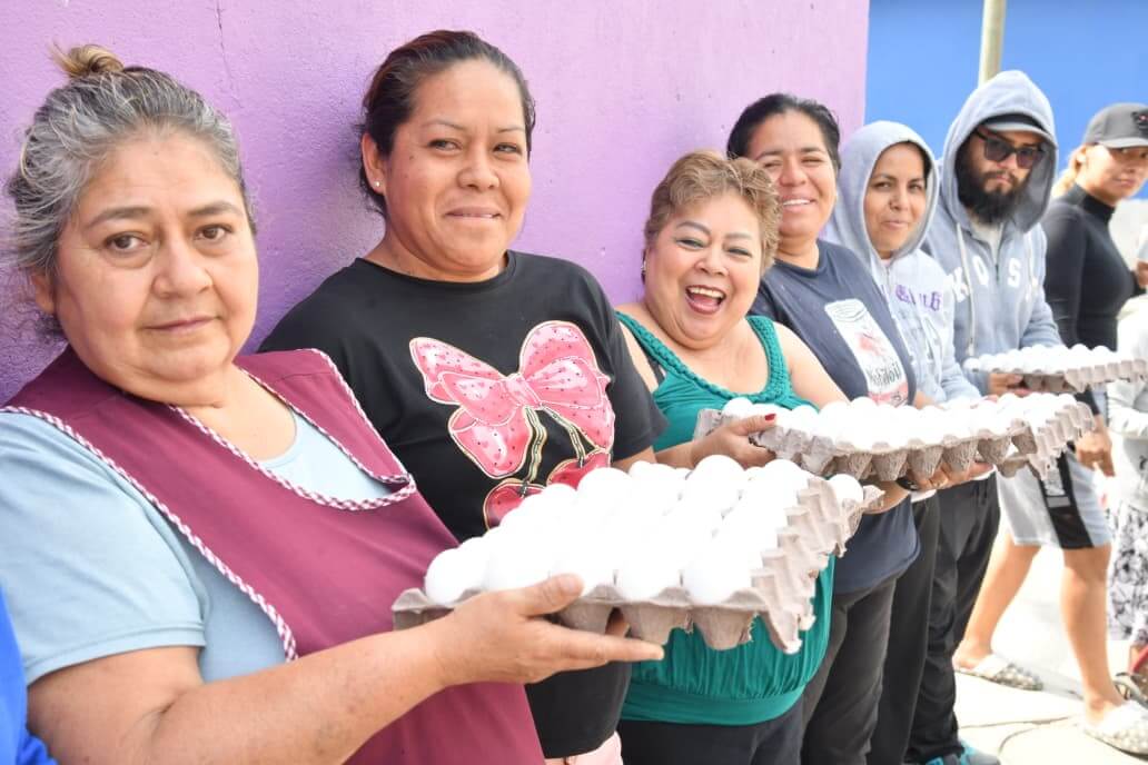 Gobierno de Soledad promueve calidad alimentaria con "huevo casa por casa" a más familias