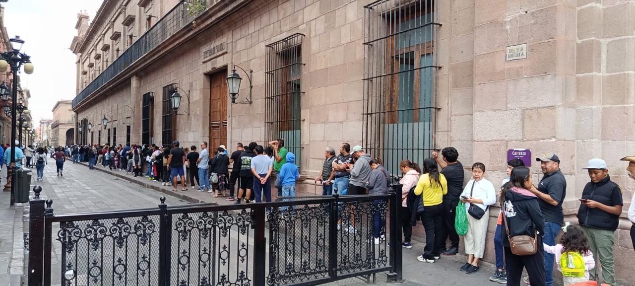 Gobierno del estado entrega álbumes y estampas del mundial para fomentar la convivencia familiar