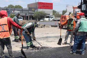 Gobierno estatal avanza en modernización de laterales de la carretera 57