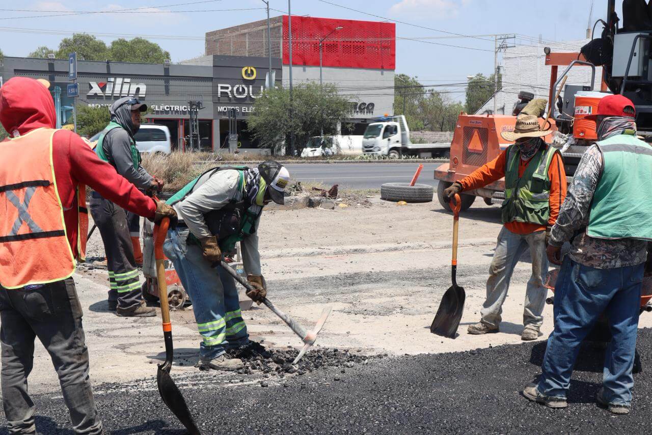 Gobierno estatal avanza en modernización de laterales de la carretera 57