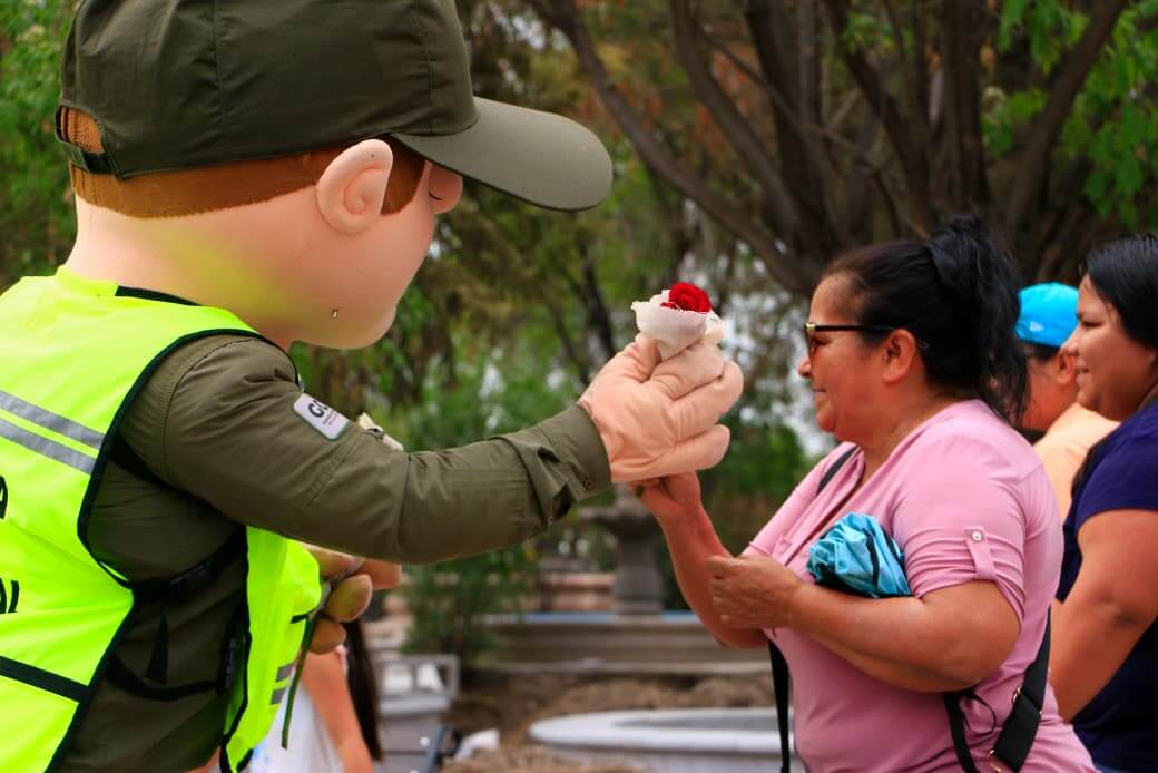 Guardia civil municipal reconoce a las madres poceñas con entrega de rosas