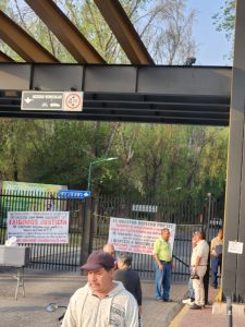 Con ataúd y bloqueo del Tangamanga, jubilados exigen pagos pendientes al Gobierno del Estado