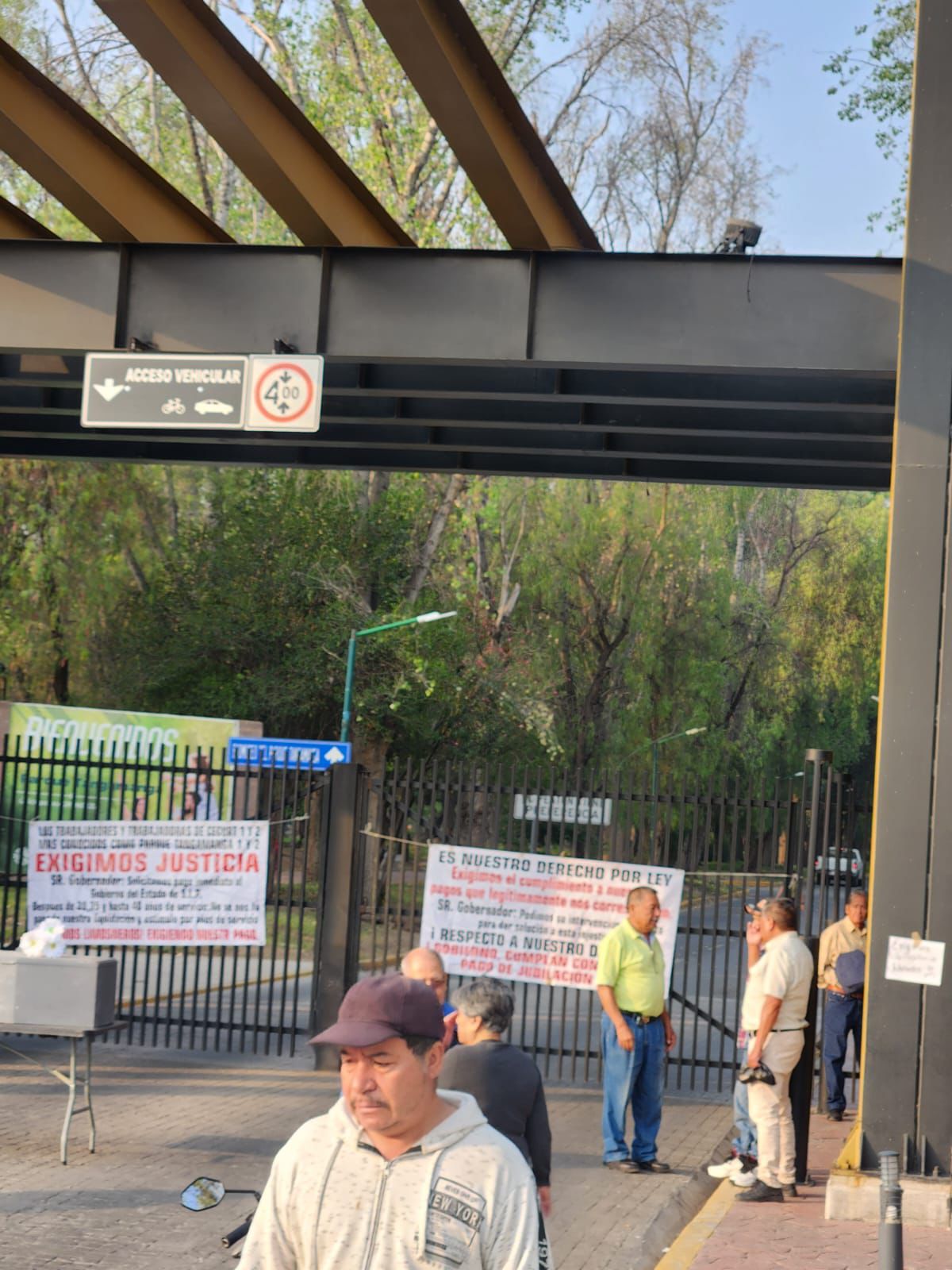 Con ataúd y bloqueo del Tangamanga, jubilados exigen pagos pendientes al Gobierno del Estado