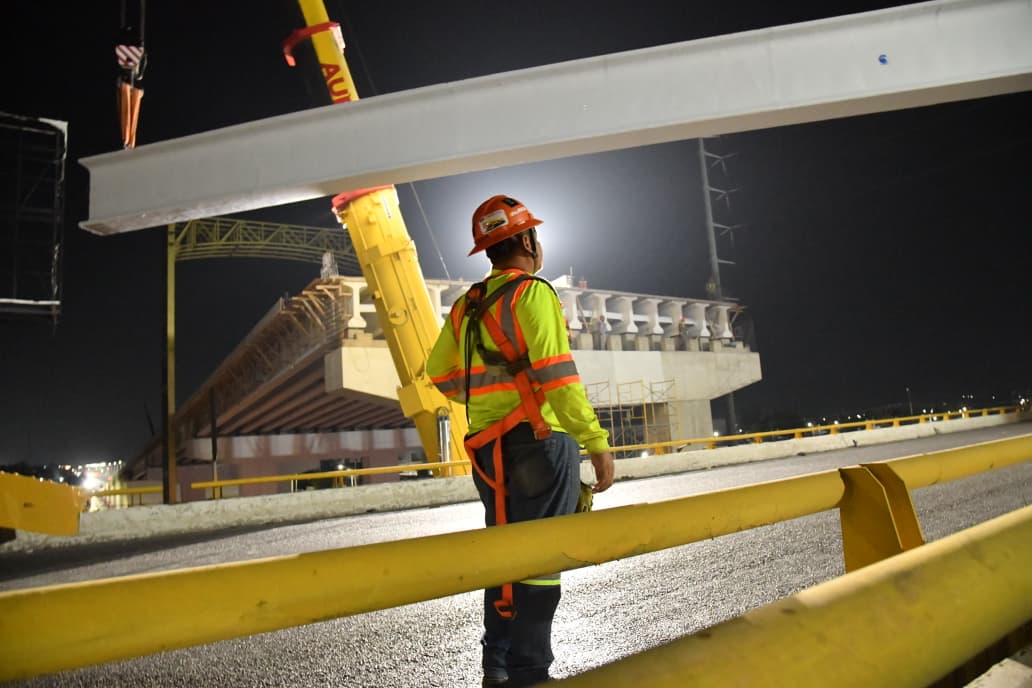 Inicia colocación de trabes en etapa final del puente superior vehicular de circuito potosí en Soledad