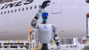 Japan Airlines implementa robots humanoides para combatir la escasez de personal en Tokio