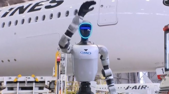 Japan Airlines implementa robots humanoides para combatir la escasez de personal en Tokio
