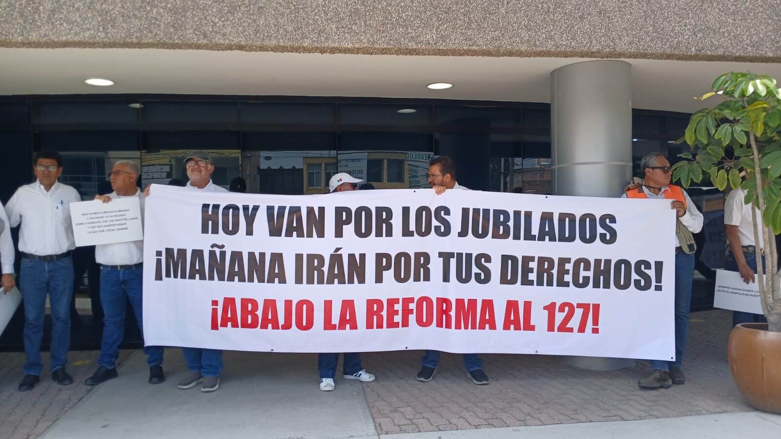 Jubilados de la CFE se plantan en SLP: advierten recorte brutal a pensiones por reforma al artículo 127