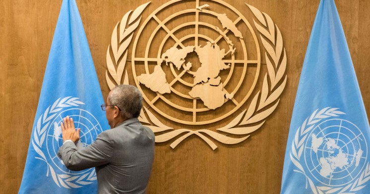 La ONU enciende alerta histórica: México, bajo la lupa internacional por desapariciones forzadas En un hecho sin precedentes, el Comité contra la Desaparición Forzada de la ONU activó por primera vez el Artículo 34 para México, solicitando que la crisis de desapariciones en el país sea llevada ante la Asamblea General. La decisión marca un punto de quiebre: la situación ha alcanzado niveles que preocupan al derecho internacional. Lejos de ser una sanción directa, el organismo dejó claro que se trata de un mecanismo excepcional de cooperación internacional, con el objetivo de que el Estado mexicano reciba apoyo técnico, financiero y especializado para enfrentar una problemática que ha rebasado capacidades institucionales. El Comité concluyó que en México “se han cometido y se siguen cometiendo desapariciones forzadas” que pueden considerarse crímenes de lesa humanidad, al existir indicios de prácticas generalizadas o sistemáticas en distintas regiones del país. De acuerdo con el Registro Nacional de Personas Desaparecidas y No Localizadas, México acumula más de 132 mil personas desaparecidas, entre ellas casi 29 mil mujeres. Mientras la mayoría de las víctimas son hombres, las mujeres enfrentan un riesgo adicional, ya que muchos casos podrían estar relacionados con delitos como trata o feminicidio, lo que dificulta su localización. ¿Qué implica la intervención de la ONU? El Comité explicó que esta medida no busca determinar culpables ni imponer sanciones, sino activar mecanismos de apoyo internacional para fortalecer: Las labores de búsqueda El análisis forense Las investigaciones La protección a víctimas y colectivos Además, pidió establecer un mecanismo eficaz que permita esclarecer la verdad y garantizar seguridad a las familias y organizaciones que buscan a sus desaparecidos. Otro punto clave es que el organismo internacional llamó a profundizar en los posibles vínculos entre autoridades y el crimen organizado, un tema que ha sido señalado durante años por colectivos y organizaciones civiles. Aunque el Comité no actúa como una comisión de investigación, sí puede intervenir cuando existen indicios sólidos provenientes de fuentes confiables, como en este caso. La decisión también revive una problemática estructural: la llamada crisis forense en México, reconocida desde 2019, donde miles de cuerpos permanecen sin identificar por falta de capacidad institucional. Este escenario ha sido denunciado constantemente por colectivos de búsqueda, quienes enfrentan no solo la ausencia de sus familiares, sino también obstáculos institucionales. La intervención de la ONU coloca a México en el centro de la atención internacional. No es una condena, pero sí un llamado urgente a actuar ante una crisis que, según el propio Comité, ha cruzado los límites de lo tolerable a nivel global. El caso ahora podría escalar a la Asamblea General, donde se definirían las acciones de apoyo internacional.