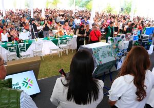 Paty Aradillas y Ricardo Gallardo celebran a las mamás de Villa de Pozos