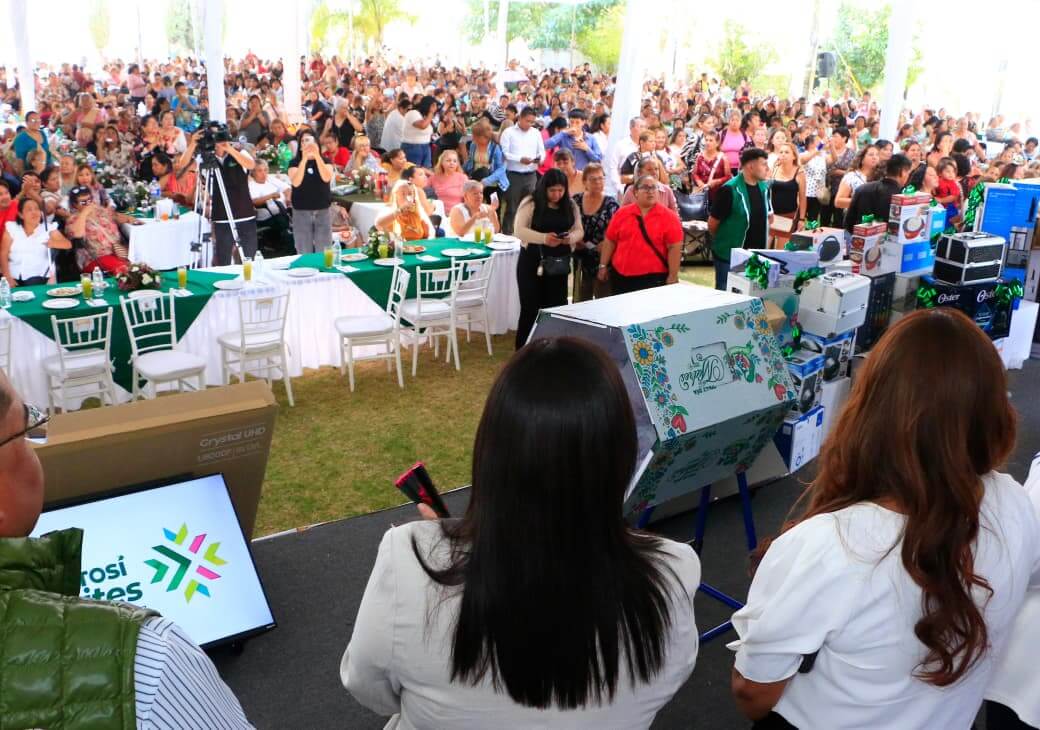 Paty Aradillas y Ricardo Gallardo celebran a las mamás de Villa de Pozos