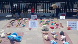 Peluches frente al Poder Judicial: protestan por “maltrato institucional” a niñas y niños en SLP