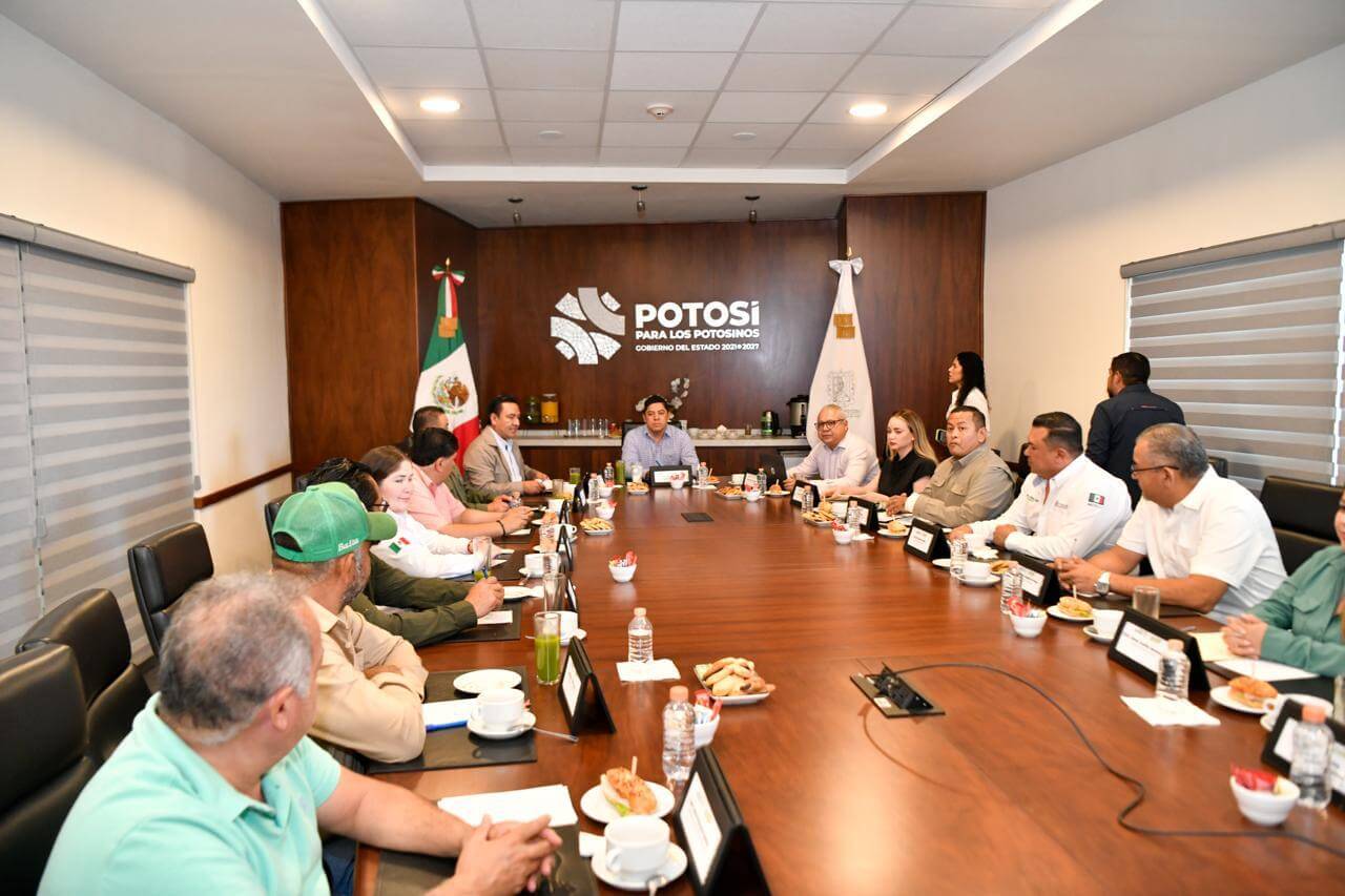 Ricardo Gallardo acuerda reforzar a policías municipales con alcaldes de la zona media