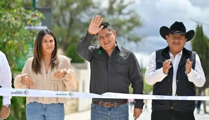 Ricardo Gallardo amplía red carretera en el altiplano