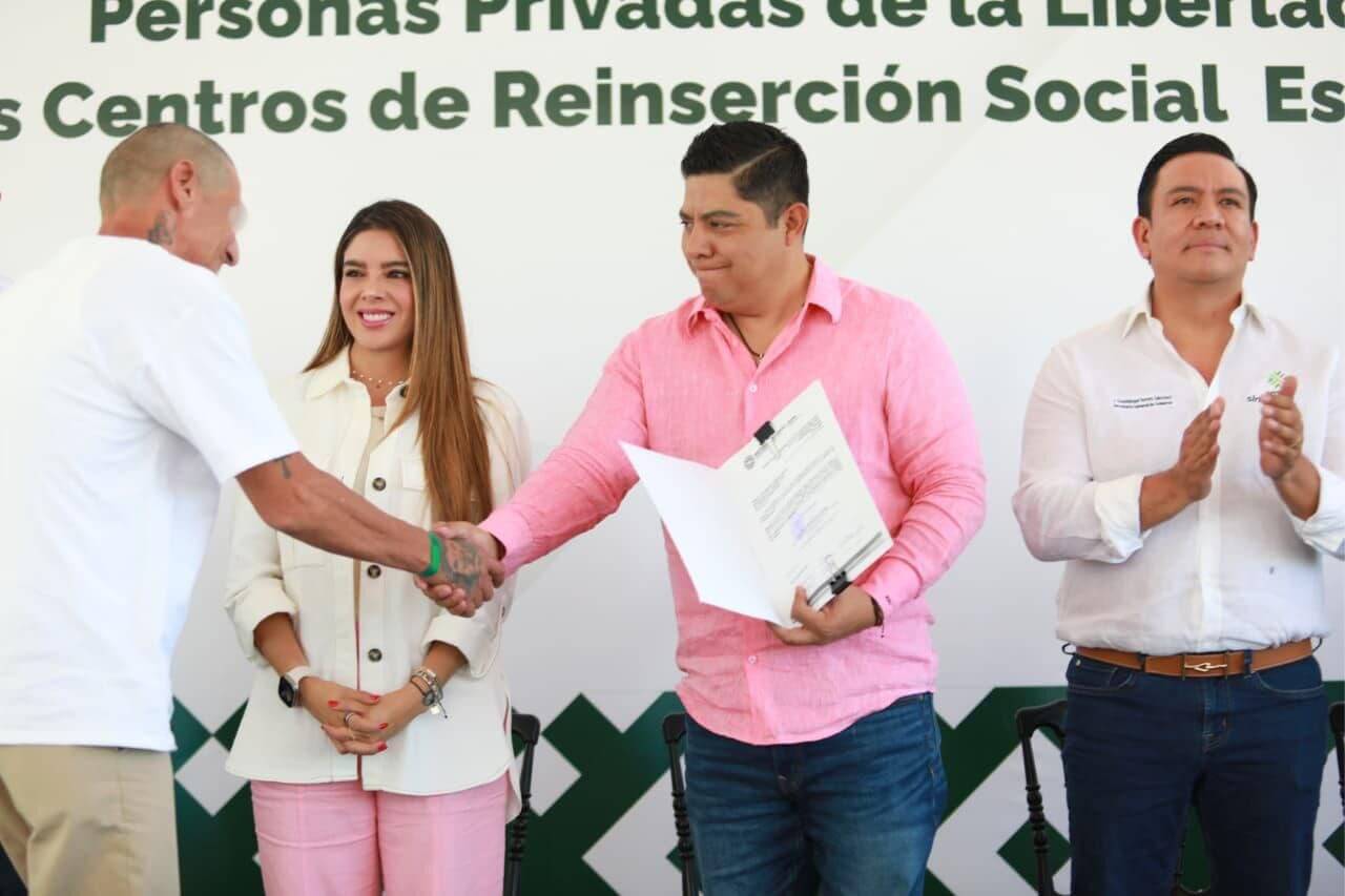 Ricardo Gallardo entrega preliberaciones en el centro de reinserción social “La Pila”
