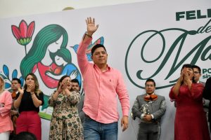 Ricardo Gallardo garantiza salud a madres potosinas