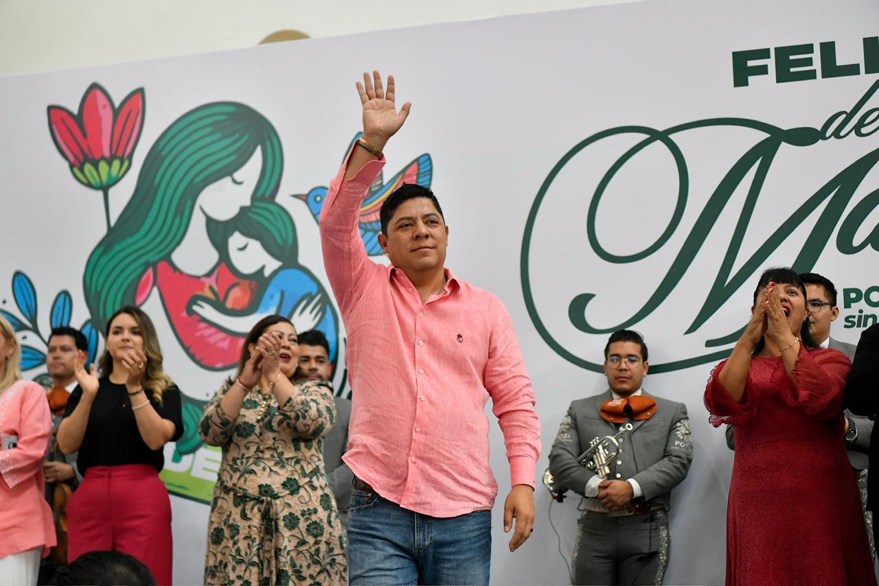 Ricardo Gallardo garantiza salud a madres potosinas