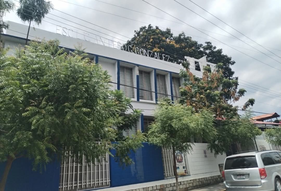 Embargan bienes en primaria Antero G. González tras demanda laboral de maestra despedida