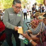 Adultos mayores reciben apoyo económico de manos del alcalde Juan Manuel Navarro