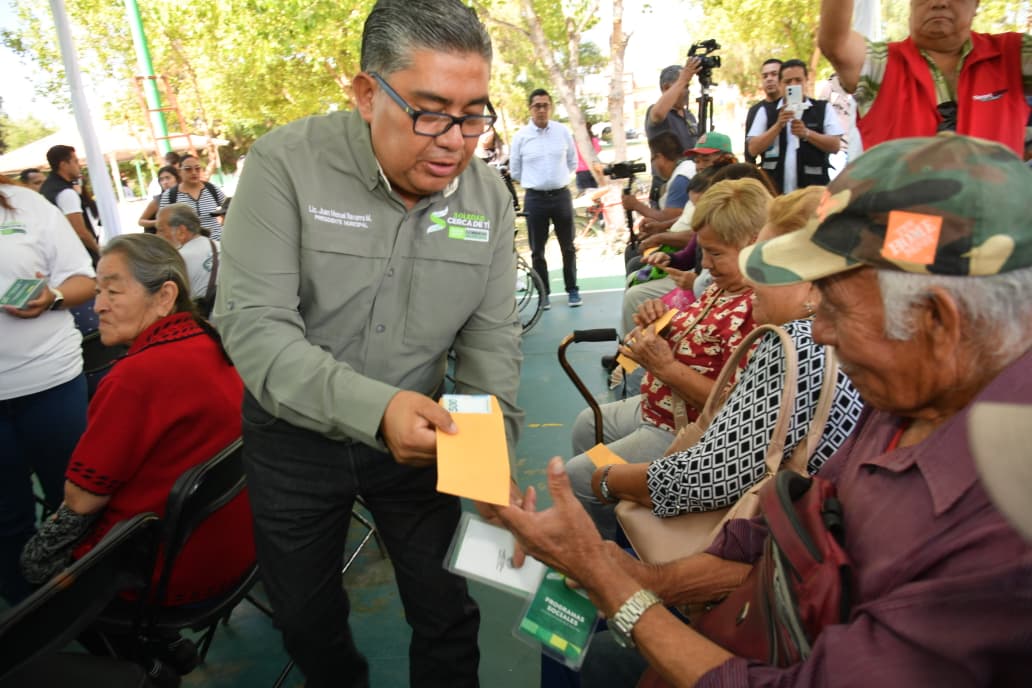 Adultos mayores reciben apoyo económico de manos del alcalde Juan Manuel Navarro