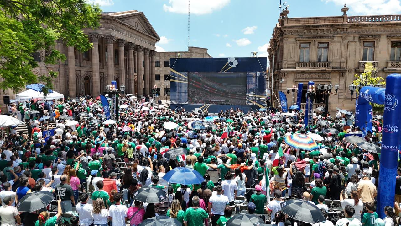 Más de 10 mil asistentes abarrotan el Centro Histórico en el triunfo de México