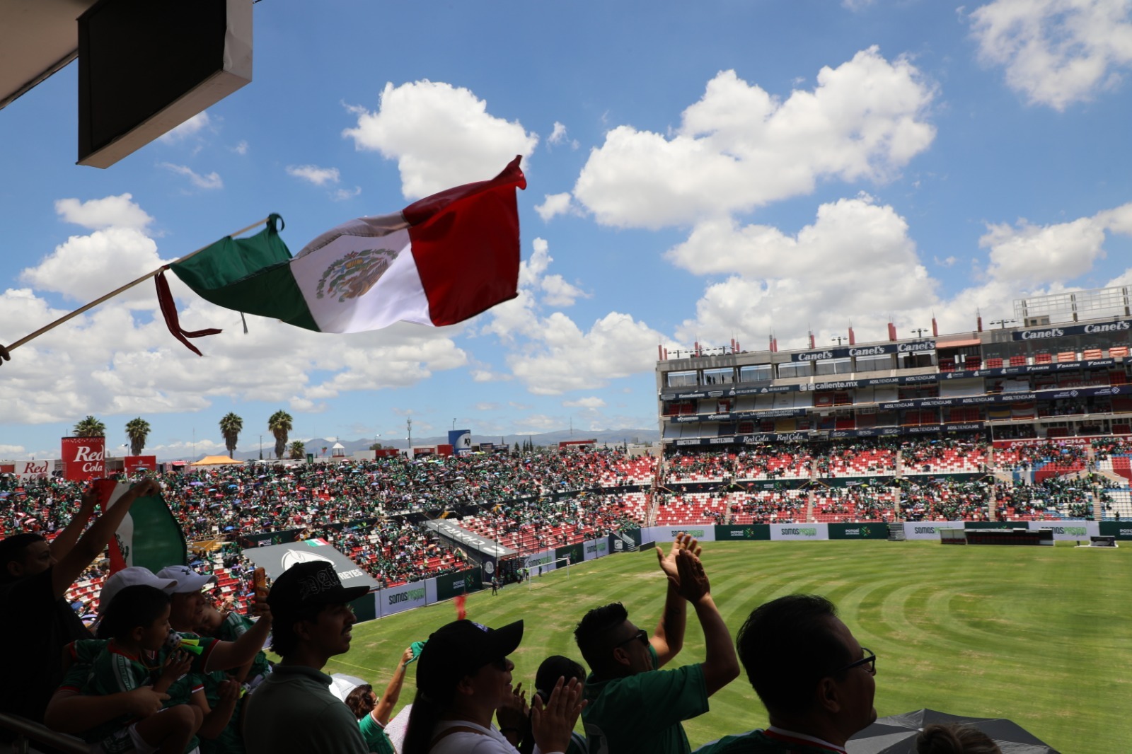 Gobierno del estado garantiza seguridad durante la transmisión del partido México Vs Ecuador • Más de 300 elementos participan en un operativo para preservar el orden y garantizar una jornada segura durante la transmisión del encuentro mundialista en el Estadio Libertad Financiera. Como parte de las acciones que impulsa el Gobernador Ricardo Gallardo Cardona, para fortalecer la seguridad y la tranquilidad de las familias potosinas, el Gobierno del Estado, a través de la Secretaría de Seguridad y Protección Ciudadana del Estado (SSPC), implementará un operativo especial con motivo de la transmisión del partido entre las selecciones de México y Ecuador de la Copa Mundial de Futbol, a fin de garantizar el orden, la sana convivencia y la protección de las y los asistentes. El titular de la SSPC, Jesús Juárez Hernández, informó que el dispositivo se desarrollará en coordinación con las distintas corporaciones de seguridad y protección civil, con el despliegue de más de 100 elementos de la Guardia Civil Estatal, apoyados por personal de la División Caminos y de la Sección Motocicletas, quienes brindarán vigilancia al interior y en las inmediaciones del Estadio Libertad Financiera. Además, para atender de manera preventiva posibles concentraciones de aficionados al término del encuentro, se reforzará la vigilancia con otros 200 elementos distribuidos en distintos puntos de la capital potosina, reflejo del cambio que se vive y se siente en materia de seguridad. El operativo iniciará a las 16:30 horas y contará también con la participación de personal de seguridad privada y de atención prehospitalaria para brindar una respuesta inmediata ante cualquier eventualidad. El titular de la SSPC, Jesús Juárez Hernández, exhortó a la afición a disfrutar del encuentro y, en su caso, de los festejos con responsabilidad, respetando las disposiciones de seguridad y vialidad para contribuir a una jornada en paz y sin incidentes. Reiteró que la dependencia mantiene un trabajo sin límites para salvaguardar la integridad de las y los potosinos en eventos de alta concentración de personas.