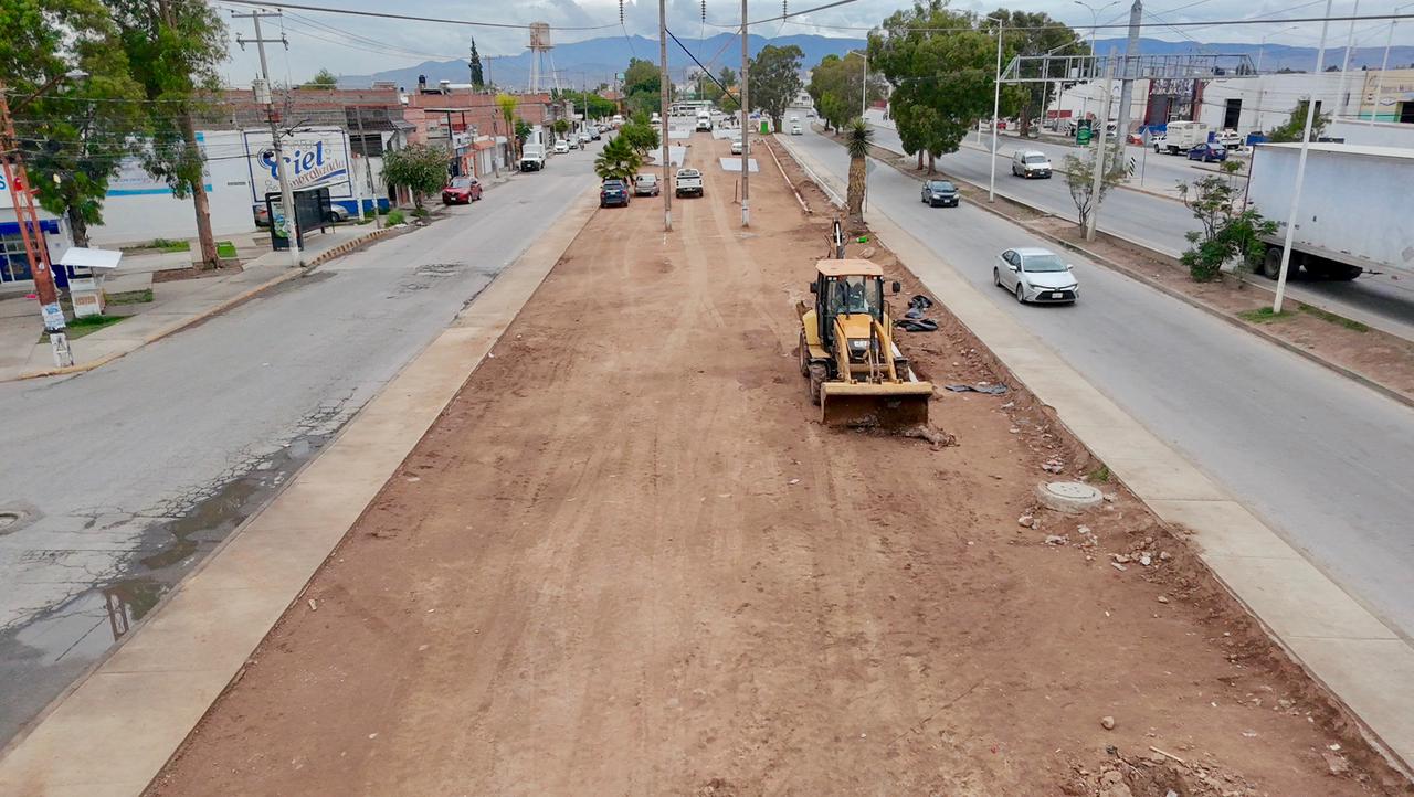 PARQUE LINEAL EN CIRCUITO POTOSÍ CON DESTACADO AVANCE PARA LAS FAMILIAS SOLEDENSES  • El proyecto registra un avance cercano al 60 por ciento y brindará espacios seguros para la convivencia familiar, el deporte y la recreación social en la zona oriente de Soledad de Graciano Sánchez. Juan Manuel Navarro Muñiz, Alcalde de Soledad de Graciano Sánchez, informó que la construcción del Parque Lineal Circuito Potosí-Cactus mantiene un avance cercano al 60 por ciento, y representa una de las obras de infraestructura urbana y social más importantes para las familias de la colonia Cactus y sectores aledaños; con una inversión superior a los siete millones de pesos, este proyecto beneficiará a más de 25 mil habitantes y forma parte de la estrategia municipal para acercar espacios dignos, seguros y funcionales a la población, impulsando el cambio que transforma en todo el municipio. Durante la supervisión de los trabajos, se destacó que actualmente se realizan labores de pavimentación con piso estampado, además de la construcción de la ciclovía que formará parte de este moderno espacio recreativo; la obra contempla una longitud de 670 metros lineales sobre una superficie aproximada de 15 mil 930 metros cuadrados, donde ya se tienen importantes tramos concluidos y otros listos para su colado. “Estamos avanzando de manera firme en este proyecto que muy pronto será un punto de encuentro para miles de familias soledenses, queremos que las y los habitantes cuenten con espacios de calidad para convivir, ejercitarse y disfrutar en familia; por eso seguimos trabajando cerca de la gente y atendiendo sus necesidades con obras que generan bienestar y mejoran la calidad de vida”, expresó el edil Soledense. El nuevo parque lineal contará con andadores peatonales, zonas de descanso, trotapista, áreas de gimnasio al aire libre, juegos infantiles y sistema de iluminación LED, garantizando mayor seguridad y funcionalidad para las y los usuarios. Con acciones como esta, el Gobierno Municipal reafirma su compromiso de escuchar y atender a la ciudadanía mediante obras de alto impacto social que fortalecen la convivencia familiar y promueven estilos de vida saludables.