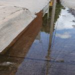 Interapas ignora fuga de agua y pone en riesgo a familias de Jardines del Sue
