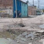 Mientras Galindo viaja y presume obras, vecinos denuncian calles destrozadas y años de abandono