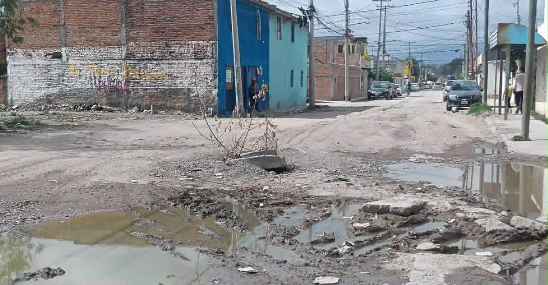 Mientras Galindo viaja y presume obras, vecinos denuncian calles destrozadas y años de abandono