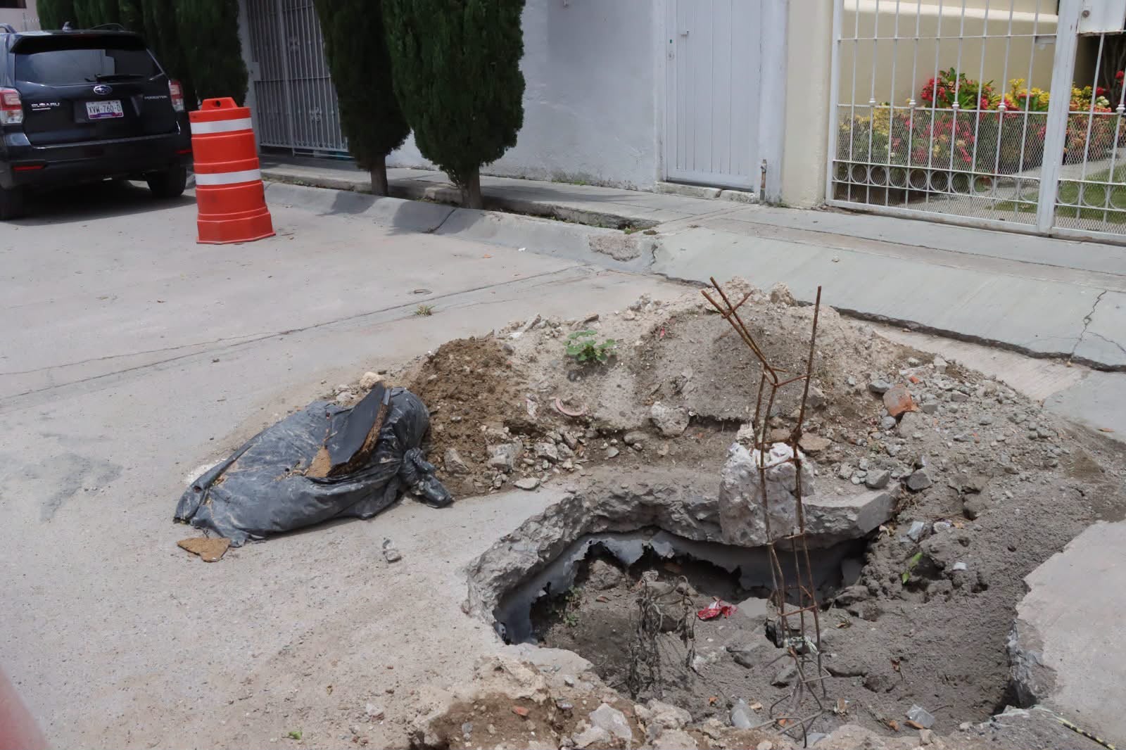 ¡Reparan la fuga y abandonan el problema! Interapas deja hoyi desde hace cuatro meses en Jardines del Sur
