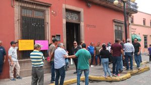 Jubilados de seguridad cercan Oficialía Mayor; exigen aumento prometido y amenazan con cerrar carreteras